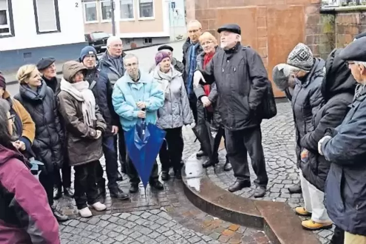 Otmar Weber (Vierter von rechts) begab sich für knapp zwei Stunden mit den Teilnehmern auf eine Reise in die Zeit des Nationalso