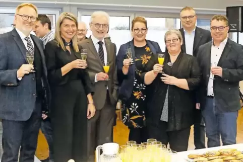 Die Zoar-Direktoren Peter Kaiser und Martina Leib-Herr (links) stießen mit ihren Gästen und Kollegen auf ein erfolgreiches Jahr 