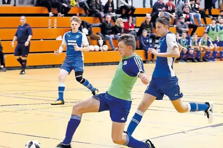 Das 1:0: Fynn Fritzsche schießt den FKP im Endspiel in Führung. Elias Brödel (rechts) vom SC Hauenstein kommt zu spät.