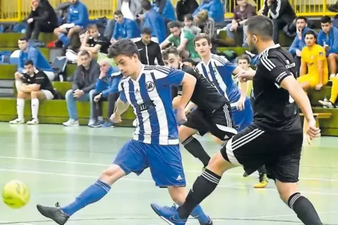 Spielszene aus der Vorrunde der Futsal-Südwestmeisterschaft gestern in Göllheim: Kaan Akten (rechts) vom VfR Kaiserslautern vers