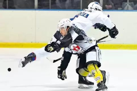 Traf nach 14 Minuten zum 2:1 für den EHC: Fabian Fellhauer (vorne).