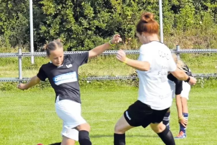 Ihre Trainer bescheinigen Lea Gruber (links) ein sehr gutes Spielverständnis und eine sehr gute Technik mit dem Ball am Fuß ...