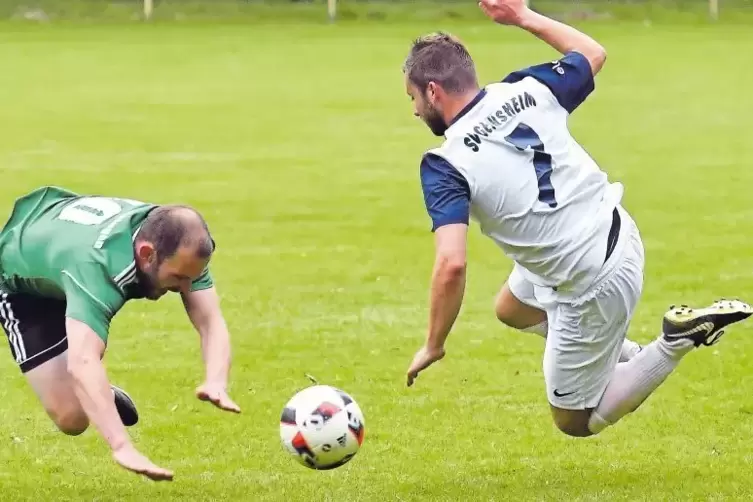 Der SV Geinsheim (rechts Patrick Linzenmeier im Zweikampf mit dem Altleininger Patrick Coenen) nimmt in der Fair-Play-Tabelle Pl