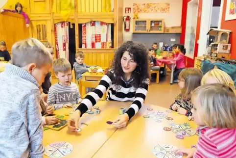 Christelle Haist bringt den „Waldgeister“-Kindern ihre französische Muttersprache spielerisch näher.