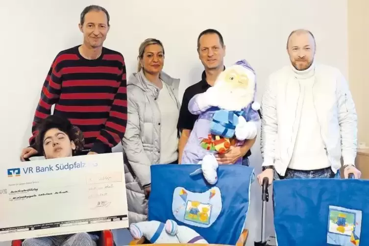 Spendenübergabe in einem sozialpädagogischen Wohnheim: Martin Cunow (rechts) vom Verein „Und täglich grüßt das Murmeltier“ freut