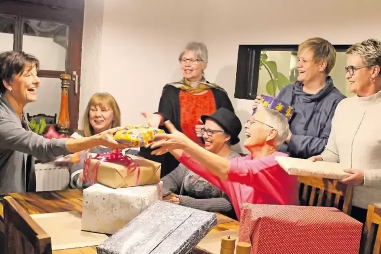 Die Themen beim Frauenstammtisch sind vielfältig. Tradition hat das Verschenken von Dingen, die man selbst nicht mehr benötigt.