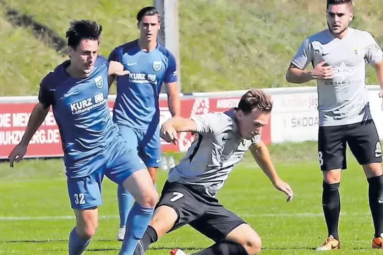 Ball gewinnen und verteilen: Kevin Schwehm (blaues Trikot, links) vom TuS Mechtersheim gegen Trier.