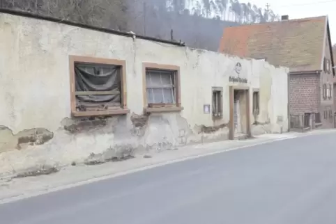 Alles andere als einladend ist der Blick auf die alte Schlossschenke in Erfenstein.