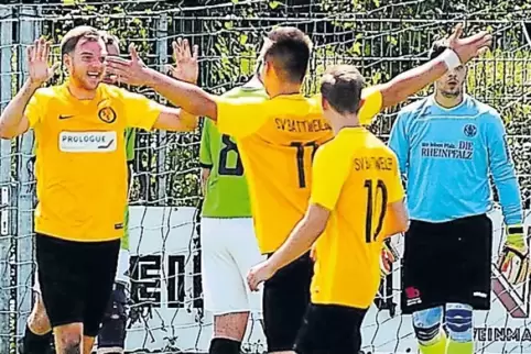 Der SV Battweiler – hier wird Maurice Böhr (links) zum 2:0 gegen die SG VB Zweibrücken/SV Ixheim II beglückwünscht – spielte ein