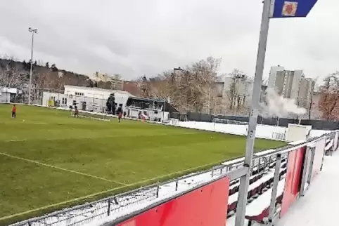 Trainingskulisse in den FCK-Farben: Platz vier gestern früh.