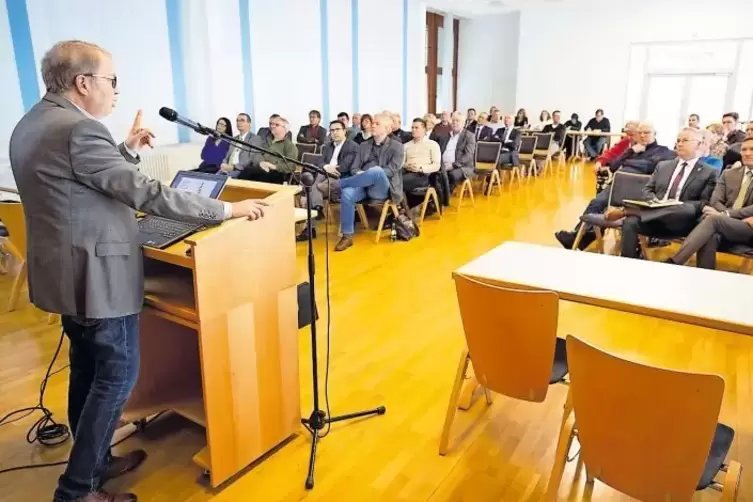 Martin Junkernheinrich bei der Präsentation des Gutachtens zur Gebietsreform in der Handwerkskammer.