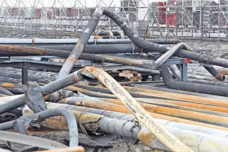 Eine Trümmerlandschaft: Beschädigte Leitungen nach der Explosion im Nordhafen der BASF.