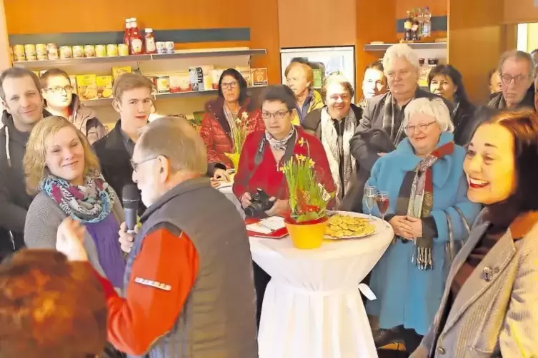 Das halbe Dorf war auf den Beinen, um bei der Eröffnung des Dorfladens dabei zu sein.