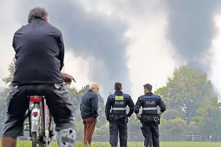 Weithin sichtbar: die Rauchsäulen nach der Explosion. Die Polizei riegelte das Umfeld ab.