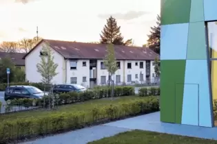 Neben der neuen Musikschule (rechts) in Erbach ließ die Stadt Homburg mehrere Häuser eines früheren Flüchtlings-Aufnahmelagers (