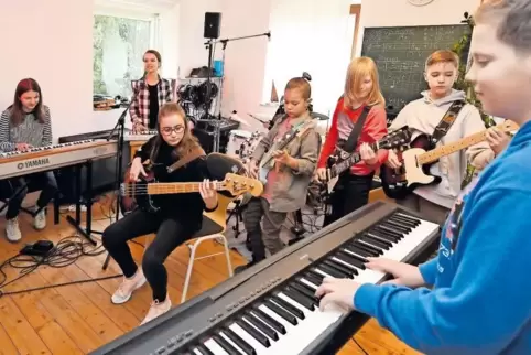 Anfangs probte die achtköpfige DingsDa-Band im Musikhaus am Strandbad noch mit Christian Schatka. Heute schreiben die jungen Mus