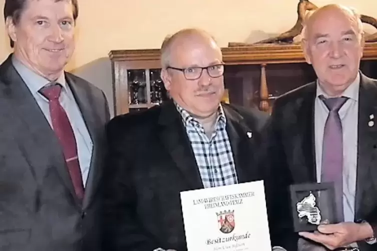 Uwe Bißbort (Mitte) erhielt die Medaille vom Präsidenten der Kammer, Norbert Schindler (r.), und Vorstandsmitglied Eberhard Hart