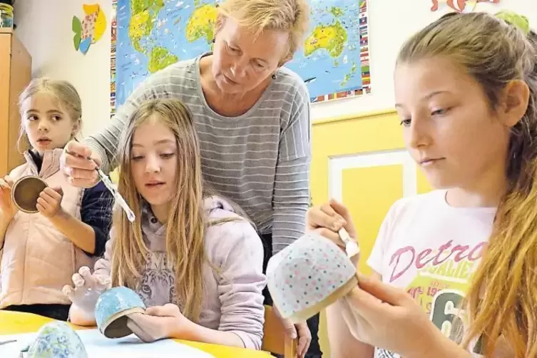 Kreatives gehört immer zum Programm: Ulli Mundt-Hartmann mit Kindern bei einem Bastelmarkt.