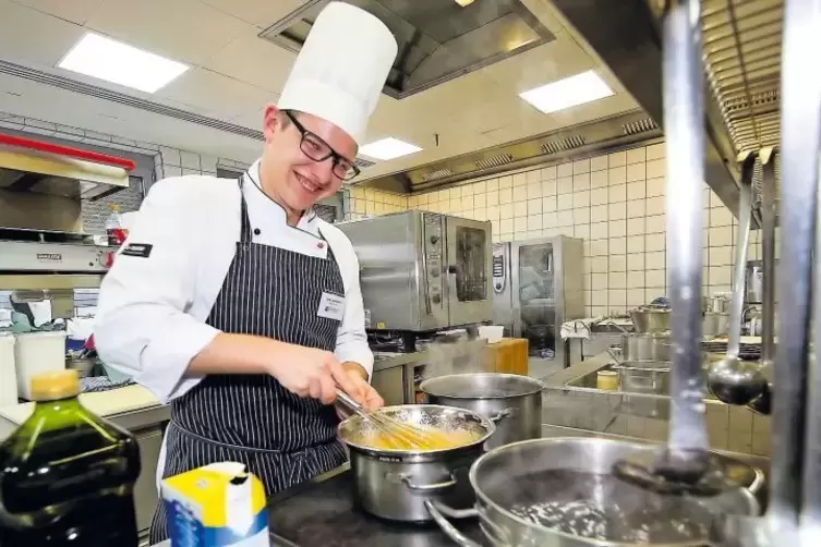 Beim Kochen: Lars Laakmann testet sich in der Küche des Hotels Darstein – er wird später Dritter sein.