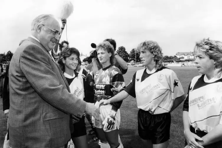 1993: Helmut Kohl gratulierte Heidi Mohr zum Titelgewinn.