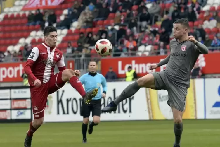 Dominik Schad (links) im Zweikampf mit Moritz Heyer vom Halleschen FC.  Foto: Kunz