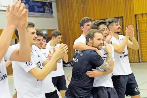 „Wir reißen die Hütte ab“, sagte TFC-Trainer Philipp Grimmer (Mitte) bei der Meisterfeier.