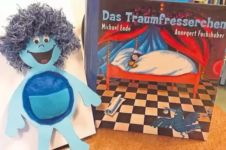 Das Traumfresserchen aus dem gleichnamigen Bilderbuch von Michael Ende können Kinder in der Gemeindebibliothek Mutterstadt baste