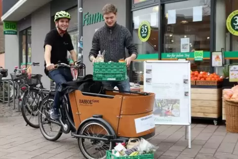 Tobias Schoppe (links) und Mitarbeiter Jannis Wiora bringen Einkäufe schnell nach Hause.  Foto: Iversen