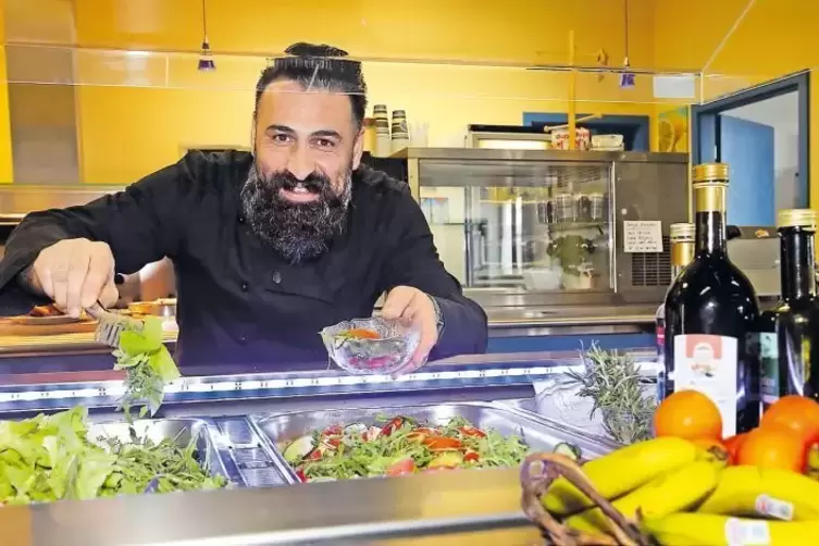 Zuständig für das vielseitige Angebot in der Kantine der Stadtwerke: Koch Cem Sahbudak.