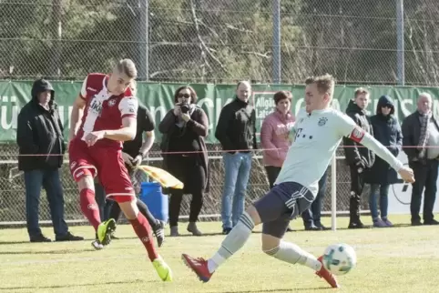  Wieder nichts! Der Lauterer Jannis Held flankt an gegen Alexander Lungwitz (rechts) vorbei, aber Bayern-Schlussmann Schneller h