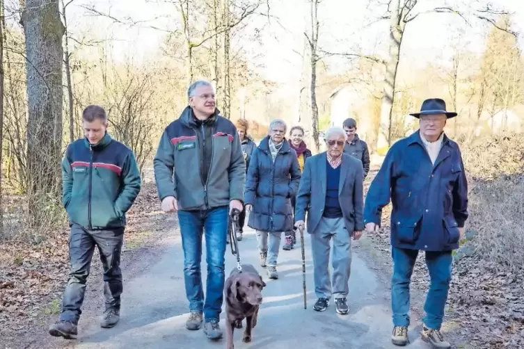 Benedikt Buss (links) und Klaus Platz (Mitte) bereiten Teilnehmer auf einer Waldführung auf die Forstarbeiten vor.