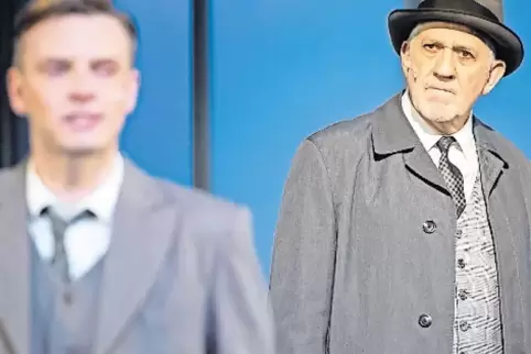 Jäger und Gejagter: Agent Carl Hanratty (Ilja Richter, rechts) bleibt Frank Abagnale (Philipp Moschitz) auf den Fersen.