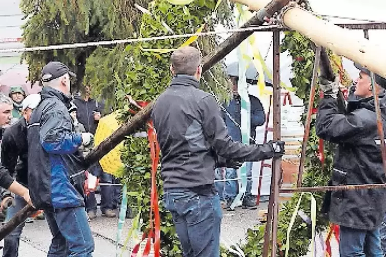 Der Brauch, dass beim Andergasser-Fest der Mai-Baum aufgestellt wird, bleibt natürlich erhalten.