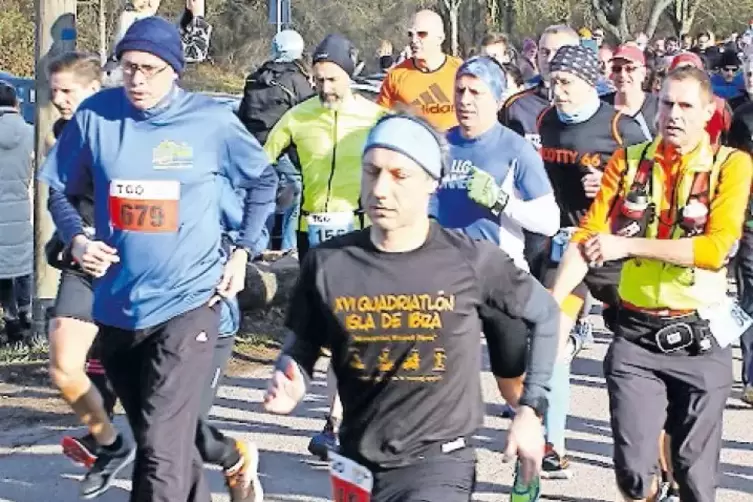 Die Aktiven beim Start des Berglaufs in Oggersheim.