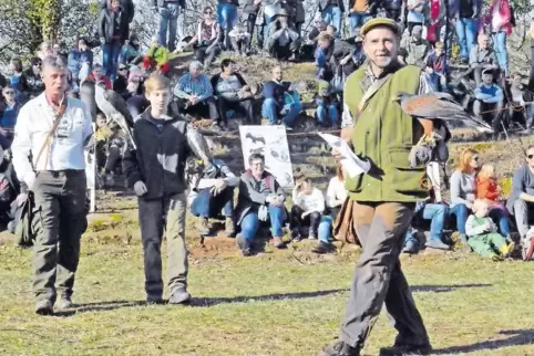 Sorgten für jede Menge Zuschauer, von links: Andreas Schwarzwälder mit einem Habicht, sein Sohn Florian mit einem Wanderfalken u