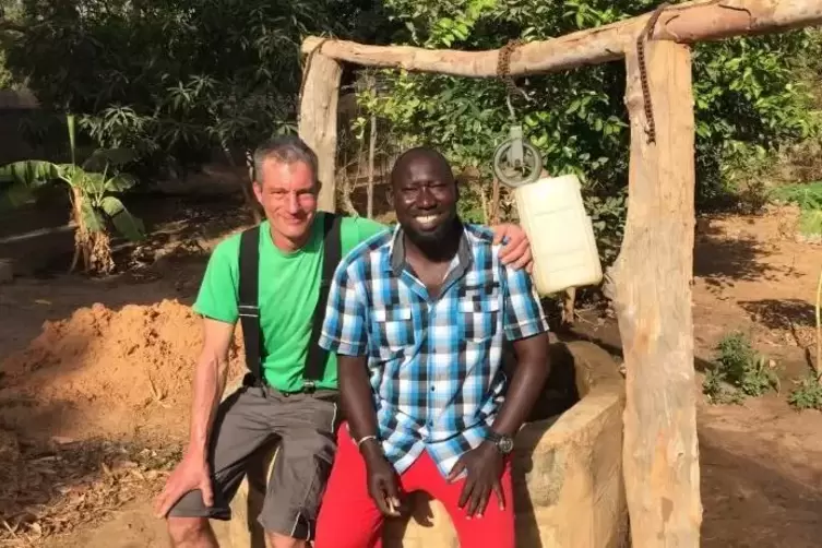 Im Dorf von Pa Malick Gaye gibt es nun sauberes Trinkwasser. Im März will Frank Lehmann (links) mit seinem Team drei bis vier we