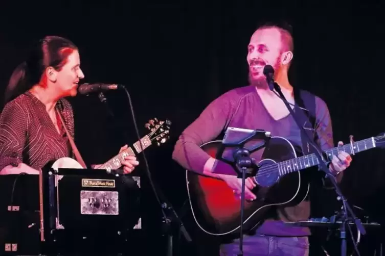 Brachten mit ihren Liedern Stimmung ins Bürgerhaus Dielkirchen: Isabel und André Roessler, die als Duo „Gazebo Tree“ zu Gast war