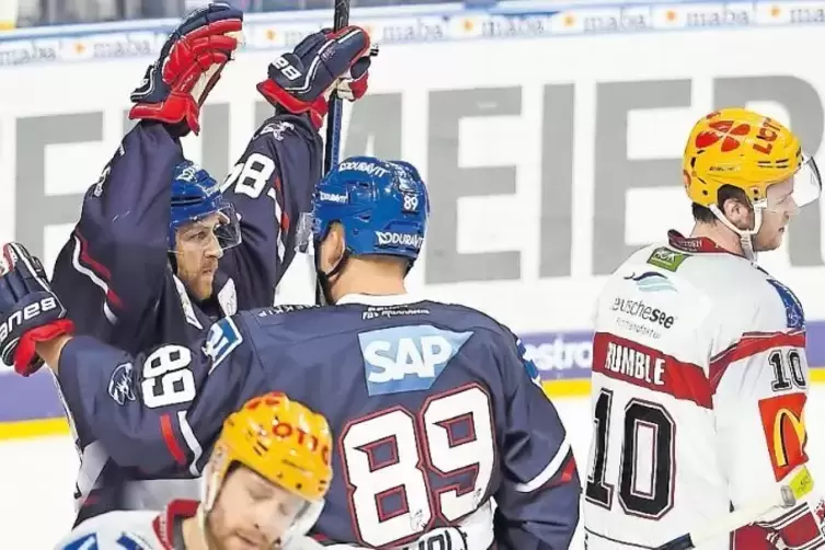 Andrew Desjardins (links) traf beim 6:5 gegen Bremerhaven dreifach für die Adler, Kollege Wolf (Nummer 89) gratuliert.