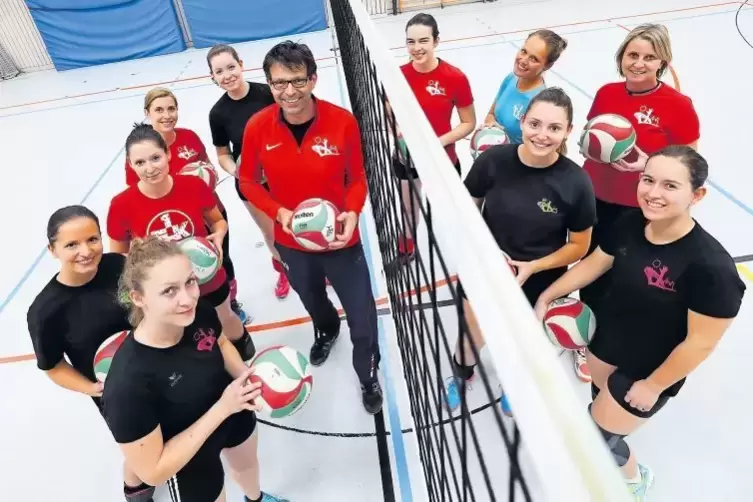 Da geht’s in die Oberliga: die Volleyballerinnen mit Trainer Holger Grimm am Montag in der Osthalle.