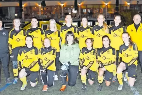 Wollen wieder in die Verbandsliga aufsteigen: (hinten von links) Trainerin Yassi Hechler, Ann-Katrin Edinger, Michelle Schubert,