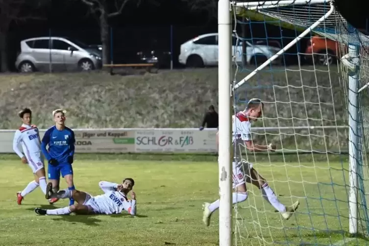 Der Ball zappelt im Netz, es steht 1:0: Torschütze Lukas Metz (blaues Trikot) behielt die Ruhe, nachdem er zuvor den gegnerische