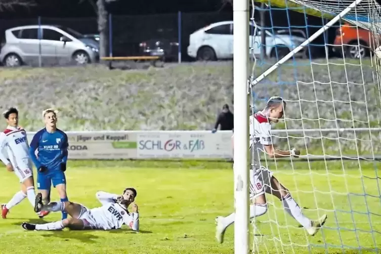 Der Ball zappelt im Netz, es steht 1:0: Torschütze Lukas Metz (blaues Trikot) behielt die Ruhe, nachdem er zuvor den gegnerische