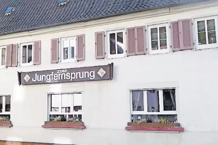 Die Gaststätte ist nach einem Wahrzeichen der Region: „Zum Jungfernsprung“.