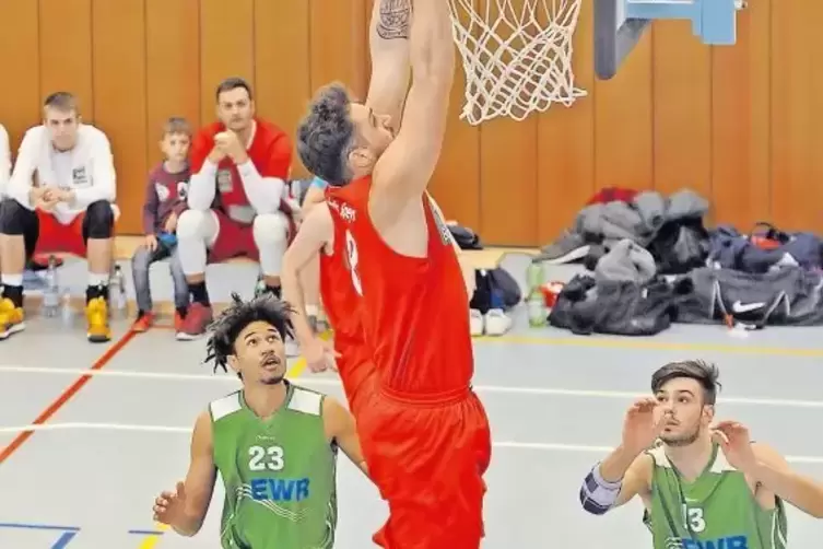 Unaufhaltsam auf dem Weg zum Dunking: Der Dürkheimer Steven Hartinger erzielt zwei seiner elf Punkte im Heimspiel gegen DJK Nied