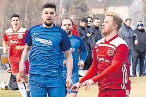 Weilerbachs Artur Jung (rechts) behauptet den Ball gegen Kindsbachs Jan Rotermund.