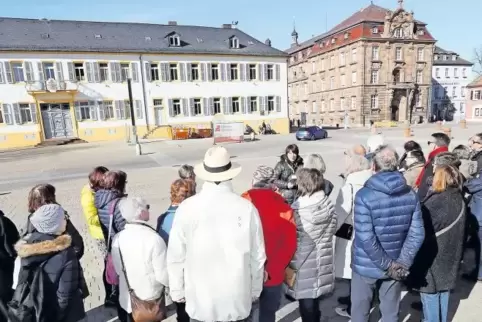 Lernen und staunen: Teilnehmer an der Stadtführung zum Weltgästeführertag lauschen den Ausführungen von Stadtführerin Larysa Hof