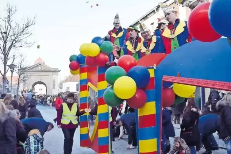 Die Wormser Straße ist Teil des Umzugswegs; hier eine Szene mit dem Wagen des Frankenthaler Carneval-Vereins (FCV).