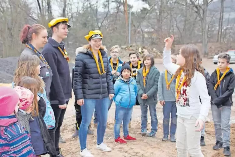 Die Meute der Wölflinge lernt gerade viel Wissenswertes über Natur, Land und Leute.