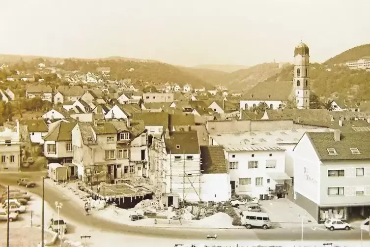 Blick aus dem Kreishaus in Bad Dürkheim, vermutlich aus dem Landratsbüro, aufgenommen in den 1980er-Jahren.