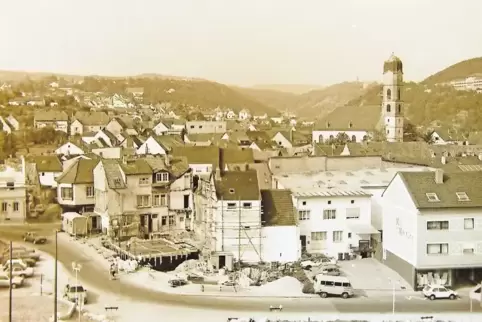 Blick aus dem Kreishaus in Bad Dürkheim, vermutlich aus dem Landratsbüro, aufgenommen in den 1980er-Jahren.